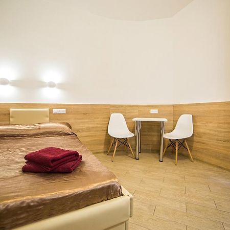 Mini Economy Apartments - Chornovola Avenue - 2 Minutes To The Opera House Lviv Eksteriør billede