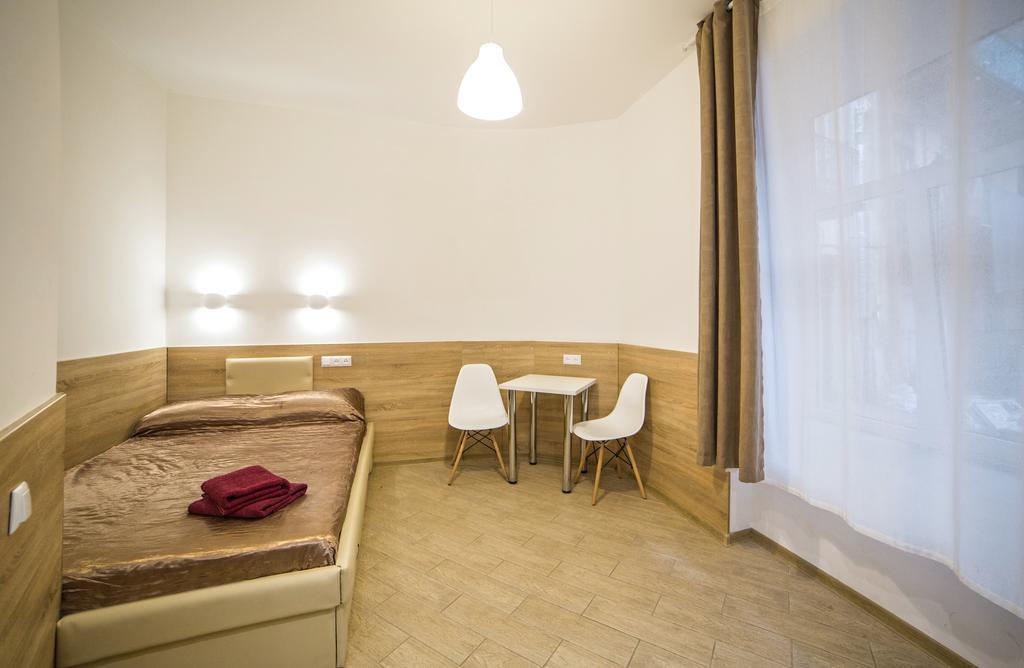 Mini Economy Apartments - Chornovola Avenue - 2 Minutes To The Opera House Lviv Eksteriør billede