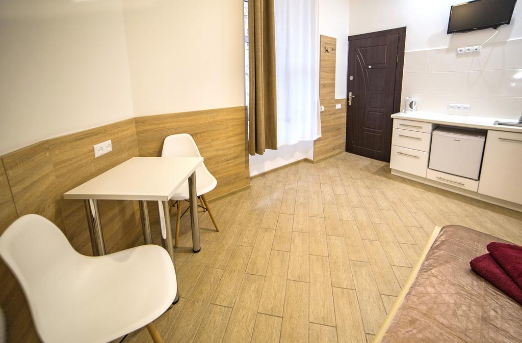 Mini Economy Apartments - Chornovola Avenue - 2 Minutes To The Opera House Lviv Eksteriør billede